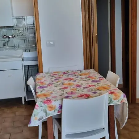 Complesso Mosaico Non Fornisce Prestazioni Di Carattere Alberghiero, Arredati Da Foto, Per Il Check In Agenzia Ferro Viale Francesco Petrarca 391 Ra